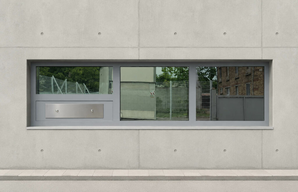 chassis-vitre-blinde-secure-glass-integre-mur-beton